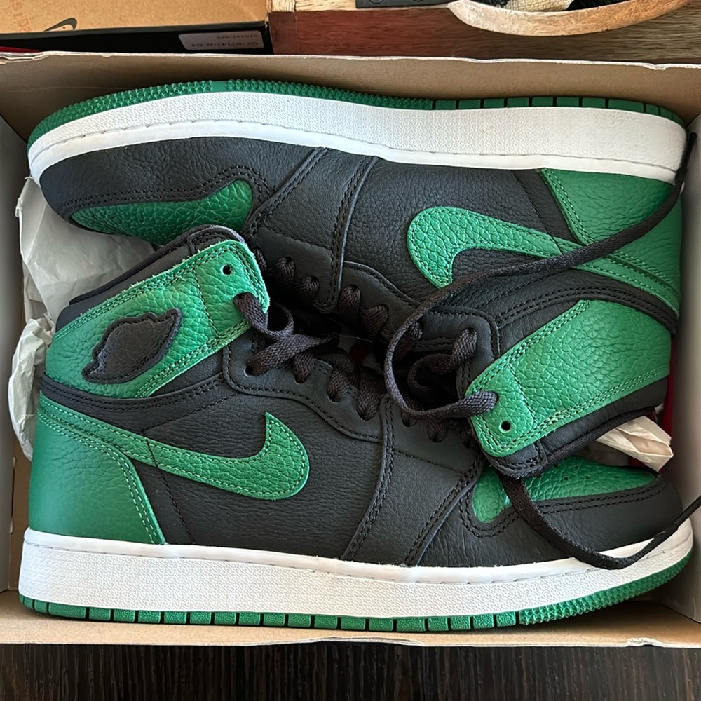 Women’s Size 8.5 Jordan 1 Retro High Tops Pine Green/ Black